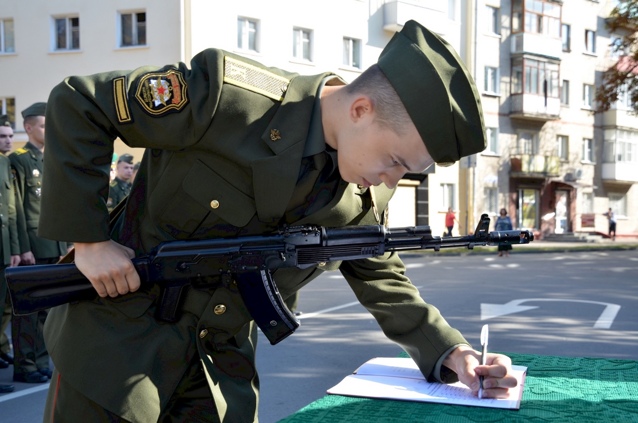 После принятия присяги. Военная присяга. Верность воинской присяге. Принятие присяги в армии. Присяга на военной кафедре.