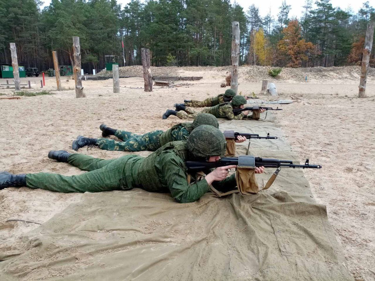 Военные уволенные в запас. Начальная Военная подготовка. Огневая подготовка. Солдат в увольнении.