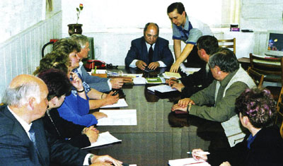На совместном заседании профсоюзных комитетов сотрудников и студентов обсуждаются мероприятия по подготовке к 50-летию университета (сентябрь 2003 г.)